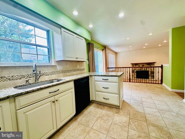 26 CHRISTOPHER MILLS DR, Mount Laurel, NJ 08054