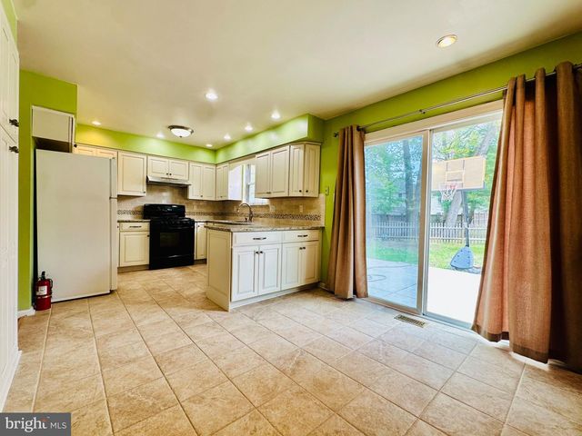 26 CHRISTOPHER MILLS DR, Mount Laurel, NJ 08054