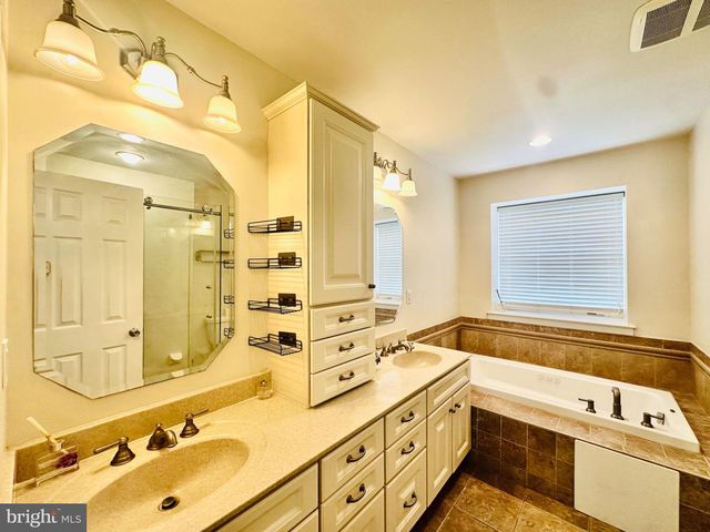 26 CHRISTOPHER MILLS DR, Mount Laurel, NJ 08054