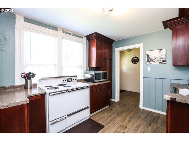 381 9TH St, Springfield, OR 97477