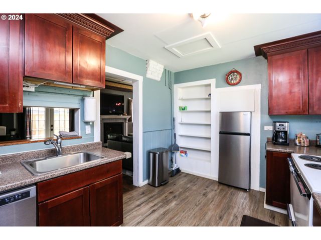381 9TH St, Springfield, OR 97477