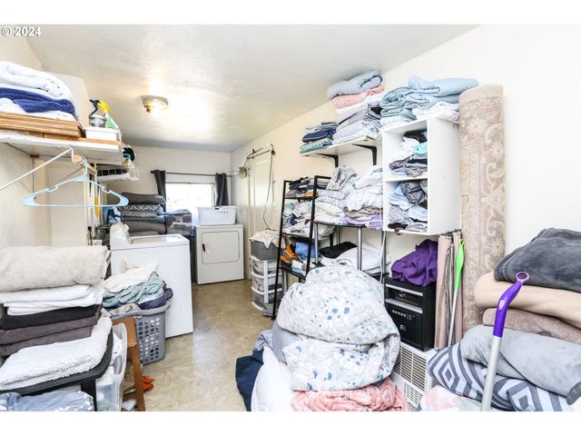 381 9TH St, Springfield, OR 97477
