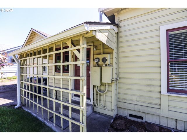 381 9TH St, Springfield, OR 97477