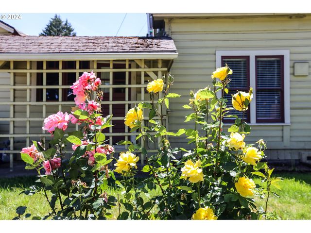 381 9TH St, Springfield, OR 97477