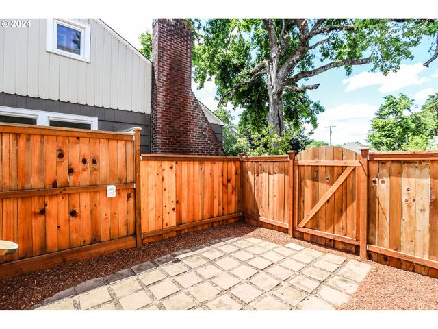 381 9TH St, Springfield, OR 97477