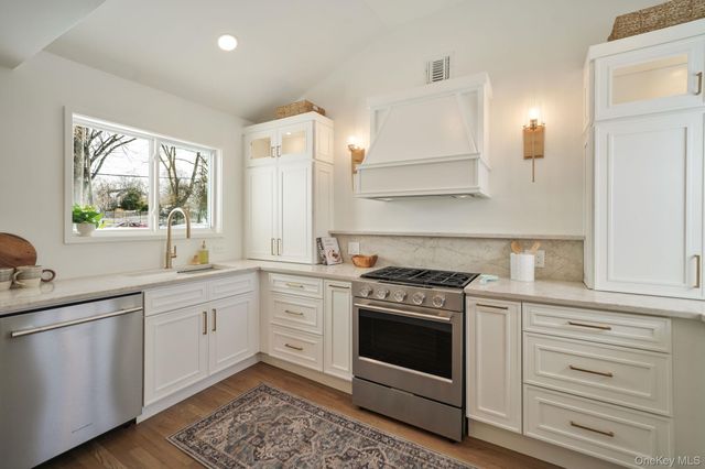 20 Upper Sheep Pasture Road, East Setauket, NY 11733