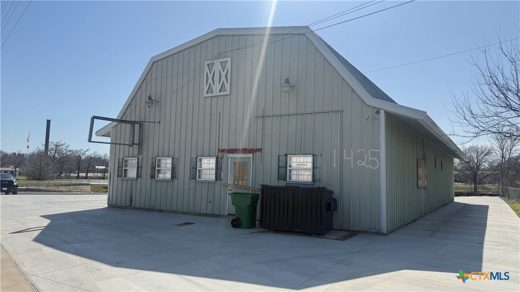 1425 N Main Street, Taylor, TX 76574