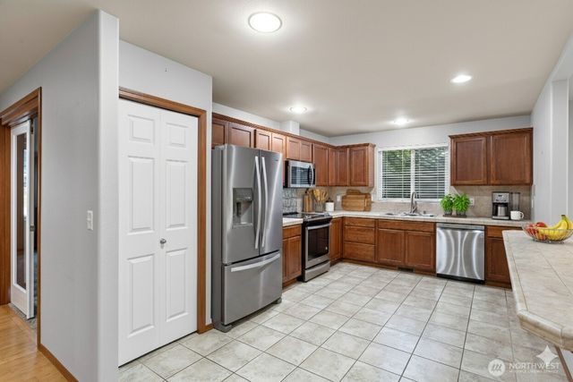 2487 S Flower Avenue, Port Orchard, WA 98366