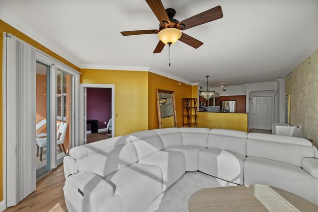 806 E Windward Way 323, Lantana, FL 33462