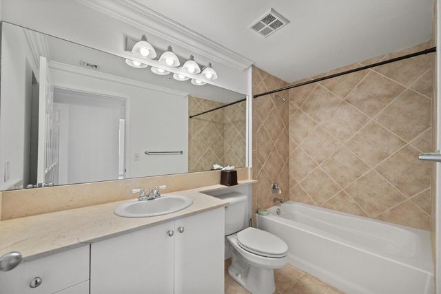 806 E Windward Way 323, Lantana, FL 33462