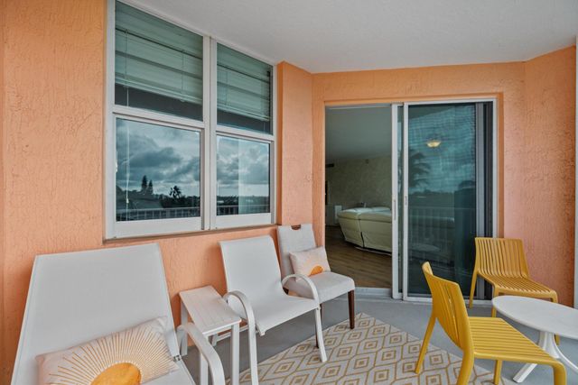 806 E Windward Way 323, Lantana, FL 33462