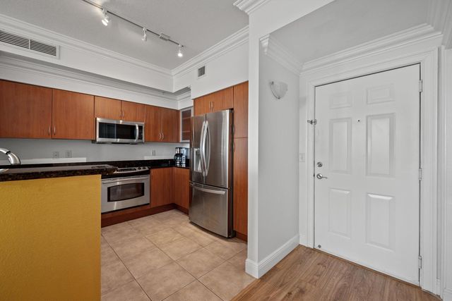 806 E Windward Way 323, Lantana, FL 33462