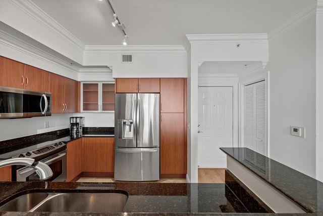 806 E Windward Way 323, Lantana, FL 33462