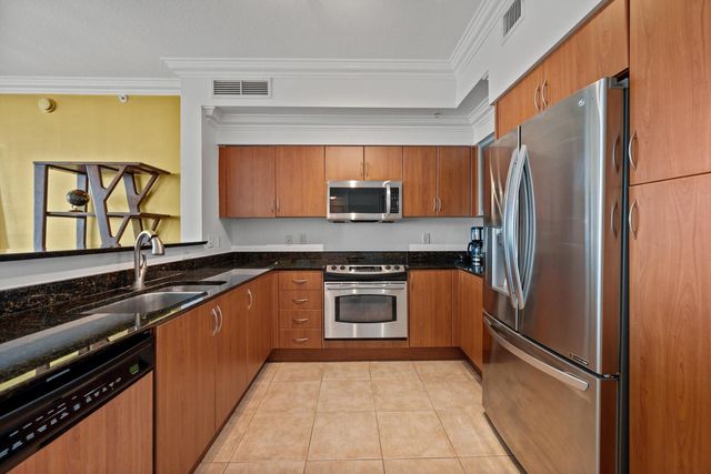 806 E Windward Way 323, Lantana, FL 33462