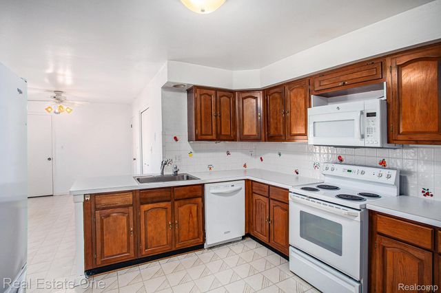 7187 Pebble Park Drive, West Bloomfield Charter Township, MI 48322