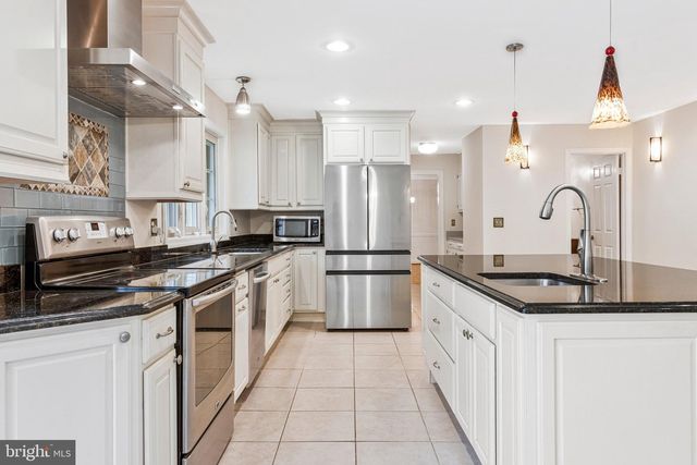 10009 NEW LONDON DR, Potomac, MD 20854