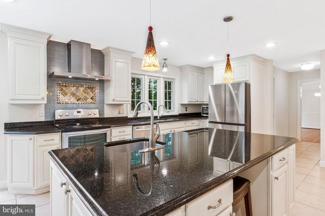 10009 NEW LONDON DR, Potomac, MD 20854