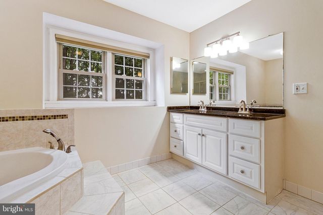 10009 NEW LONDON DR, Potomac, MD 20854