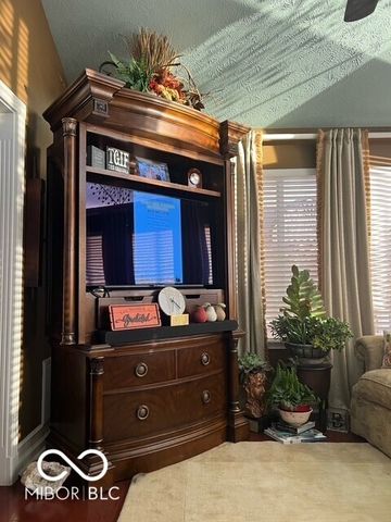 7386 Lake Lakota Place, Indianapolis, IN 46217