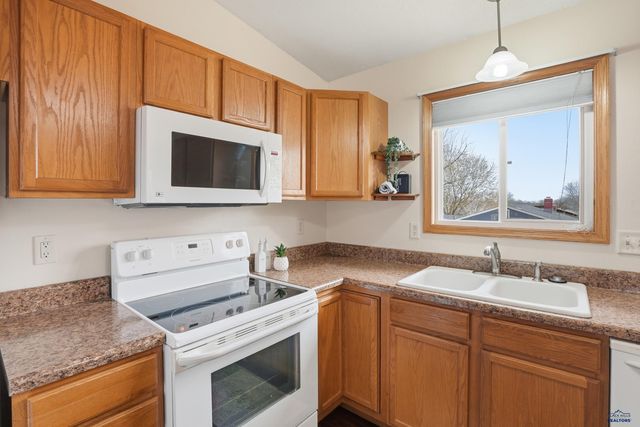 2102 OAK AVE, Rapid City, SD 57701