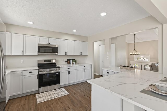 116 Knoll Circle E, Burnsville, MN 55337