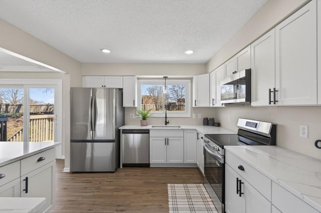 116 Knoll Circle E, Burnsville, MN 55337