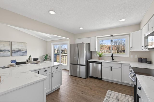 116 Knoll Circle E, Burnsville, MN 55337