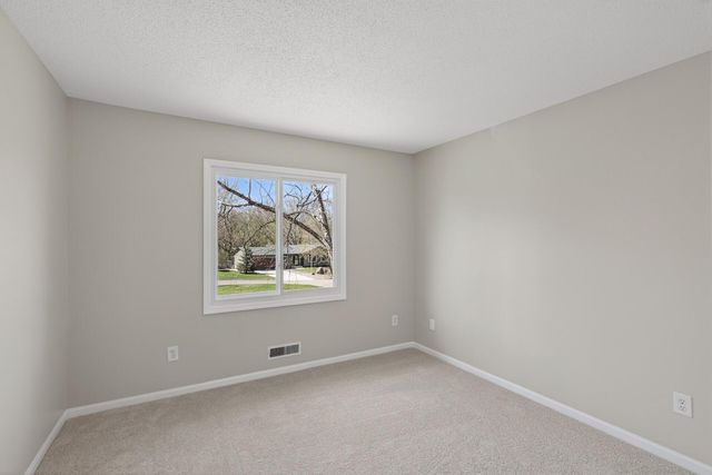 116 Knoll Circle E, Burnsville, MN 55337