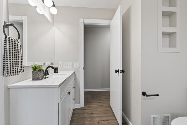 116 Knoll Circle E, Burnsville, MN 55337