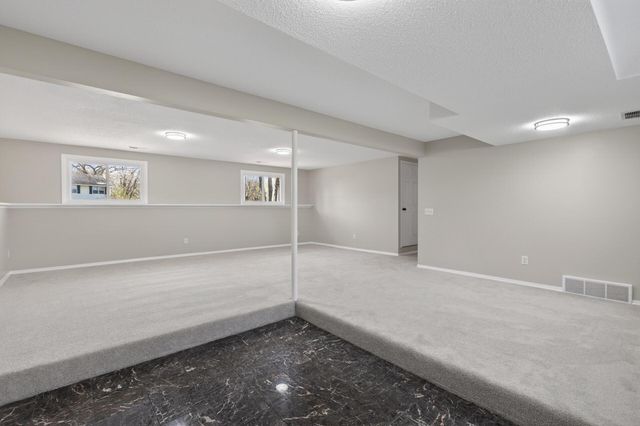 116 Knoll Circle E, Burnsville, MN 55337