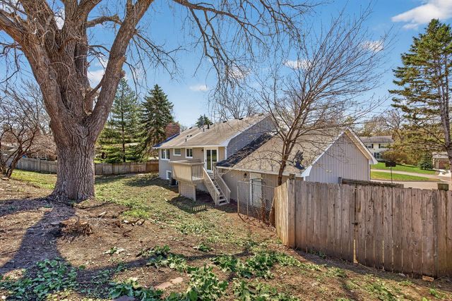 116 Knoll Circle E, Burnsville, MN 55337