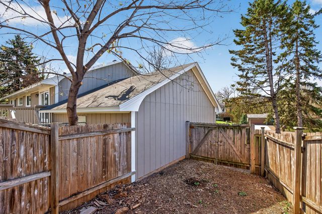 116 Knoll Circle E, Burnsville, MN 55337