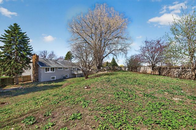 116 Knoll Circle E, Burnsville, MN 55337