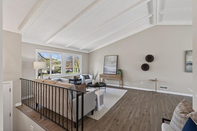 116 Knoll Circle E, Burnsville, MN 55337