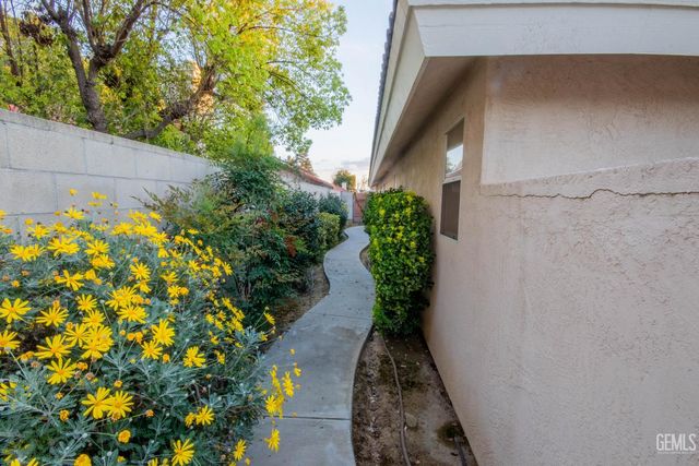 7408 Feather River Drive, Bakersfield, CA 93308