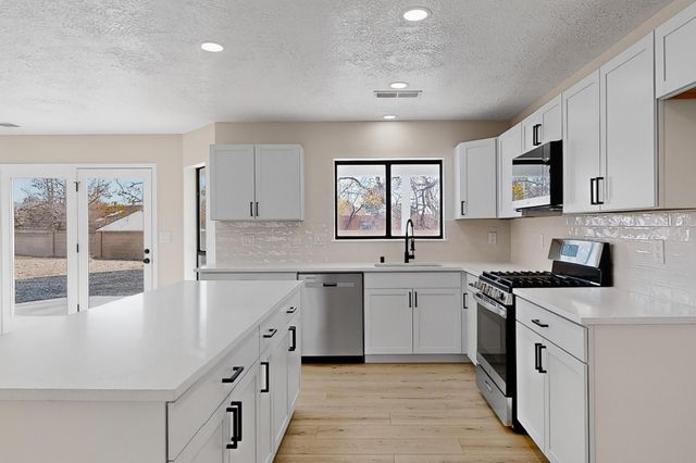 5220 Irving Boulevard NW, Albuquerque, NM 87114