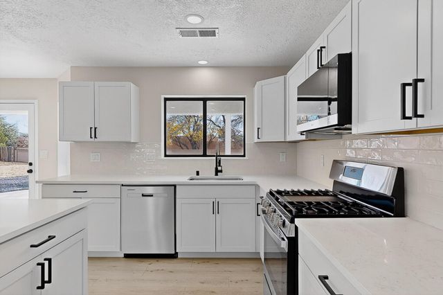 5220 Irving Boulevard NW, Albuquerque, NM 87114