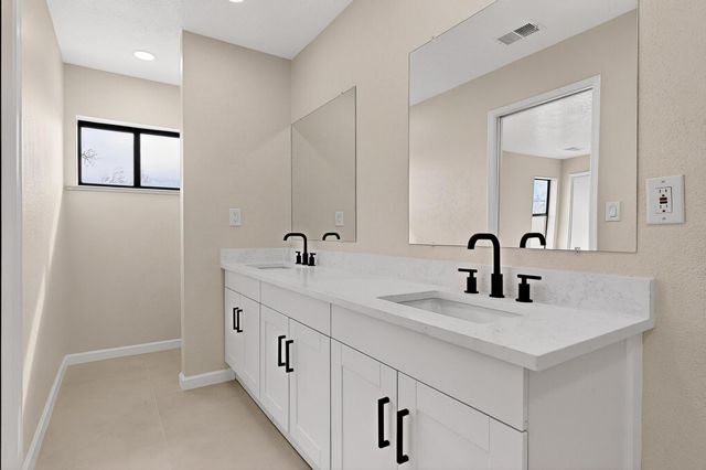 5220 Irving Boulevard NW, Albuquerque, NM 87114