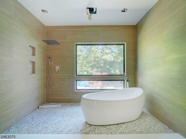 18 Rambling Brook Rd, Upper Saddle River Boro, NJ 07458