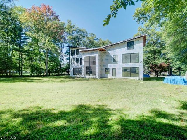 18 Rambling Brook Rd, Upper Saddle River Boro, NJ 07458