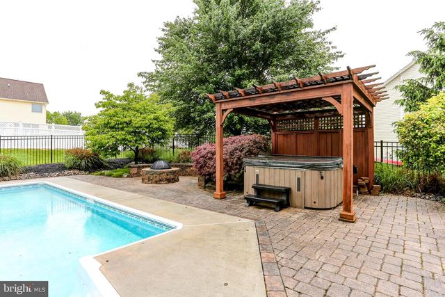 10 SILVER MAPLE DRIVE, Boiling Springs, PA 17007