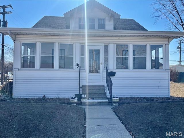 111 W Tydeman Avenue, Roxana, IL 62084