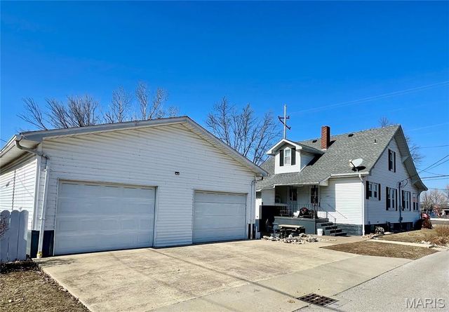 111 W Tydeman Avenue, Roxana, IL 62084