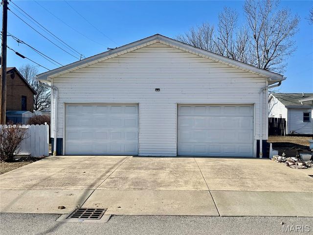 111 W Tydeman Avenue, Roxana, IL 62084