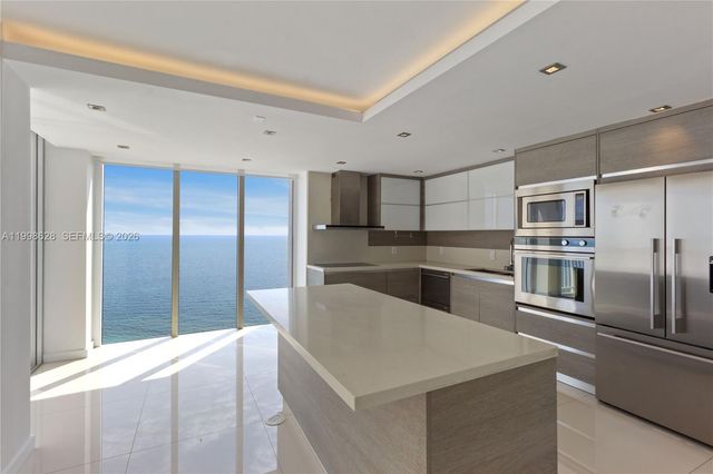 881 Ocean Dr 18F, Key Biscayne, FL 33149