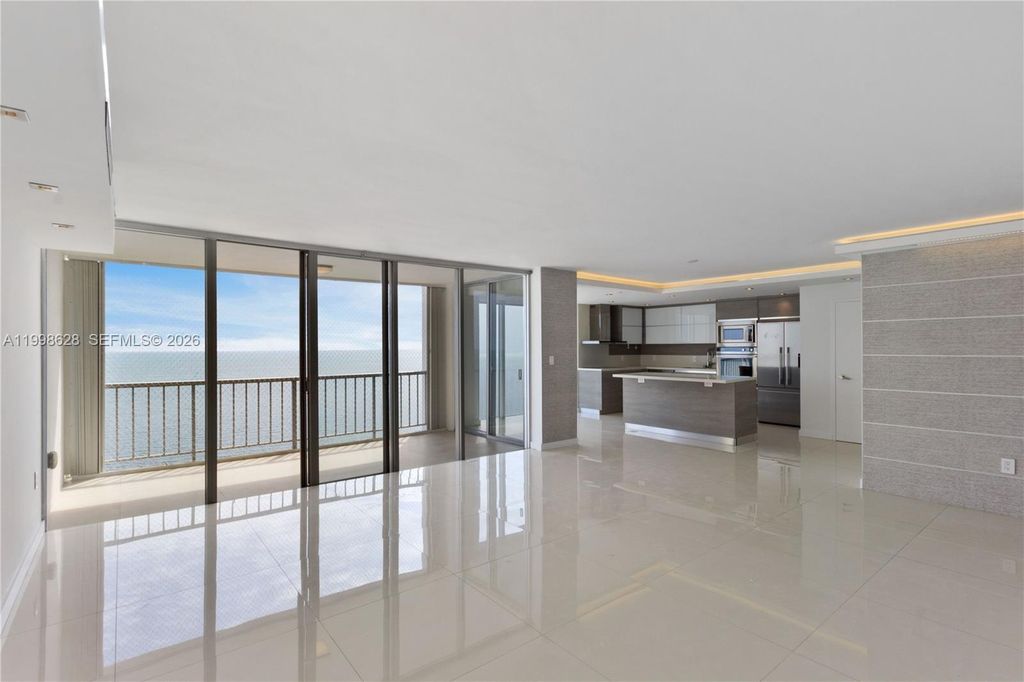 881 Ocean Dr 18F, Key Biscayne, FL 33149