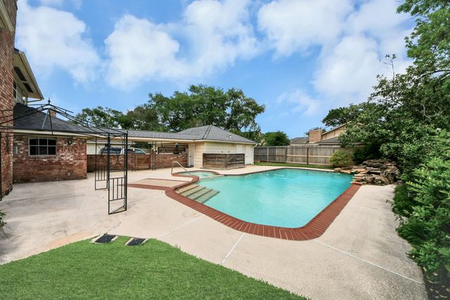 839 Longview Drive, Sugar Land, TX 77478