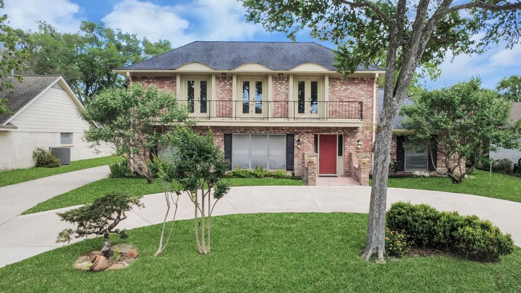 839 Longview Drive, Sugar Land, TX 77478