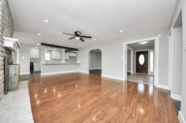 15423 Ridingwood Drive, Houston, TX 77489