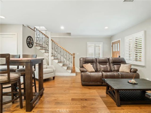 1118 N Beverly Glen Boulevard, Los Angeles, CA 90077